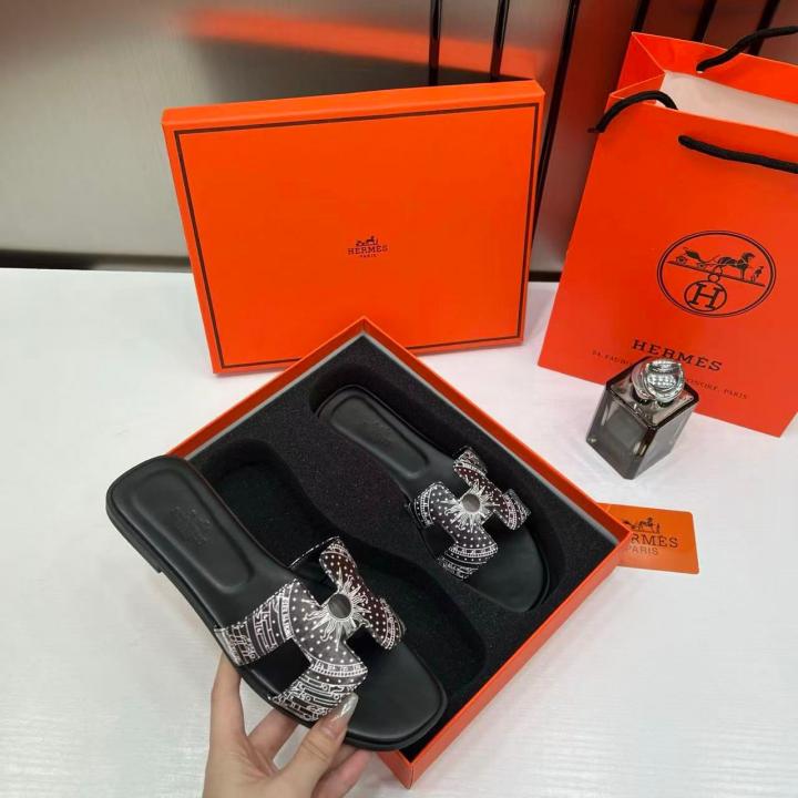 ORAN ORANGE & WHITE FLAT