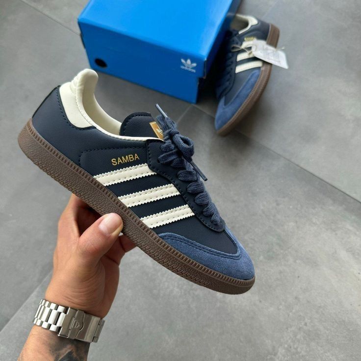 RETRO NAVY BLUE SNEAKER