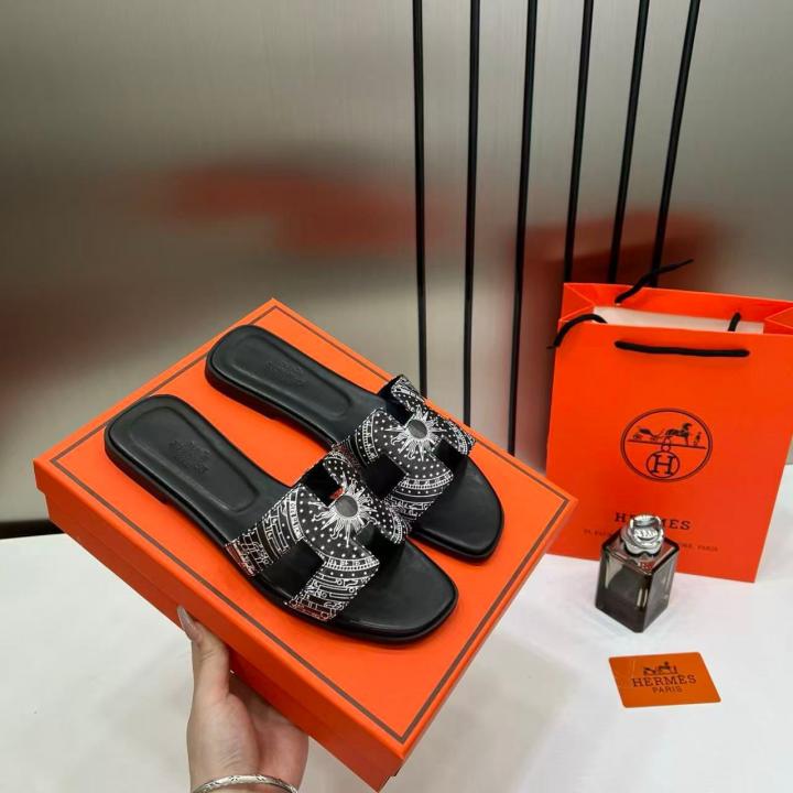 ORAN ORANGE & WHITE FLAT