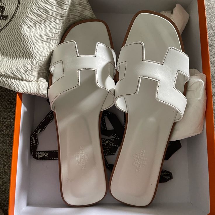 ORAN WHITE FLAT
