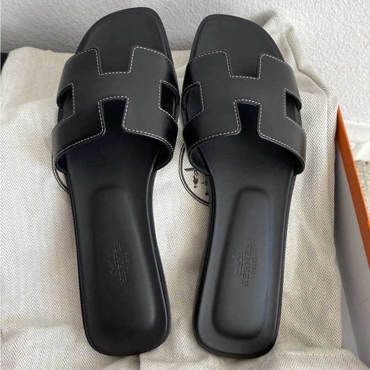 ORAN BLACK FLAT