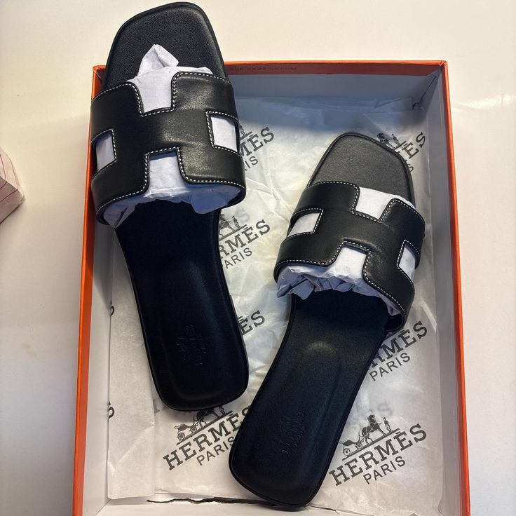 ORAN BLACK FLAT