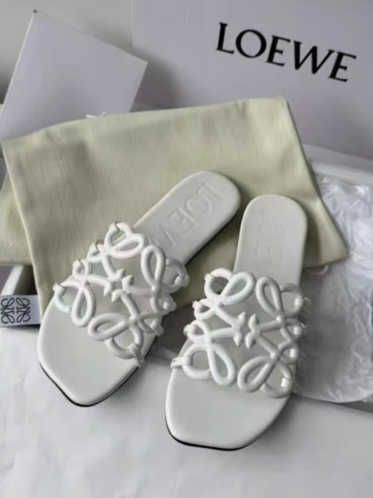 PETAL WHITE ANAGRAM SANDLE