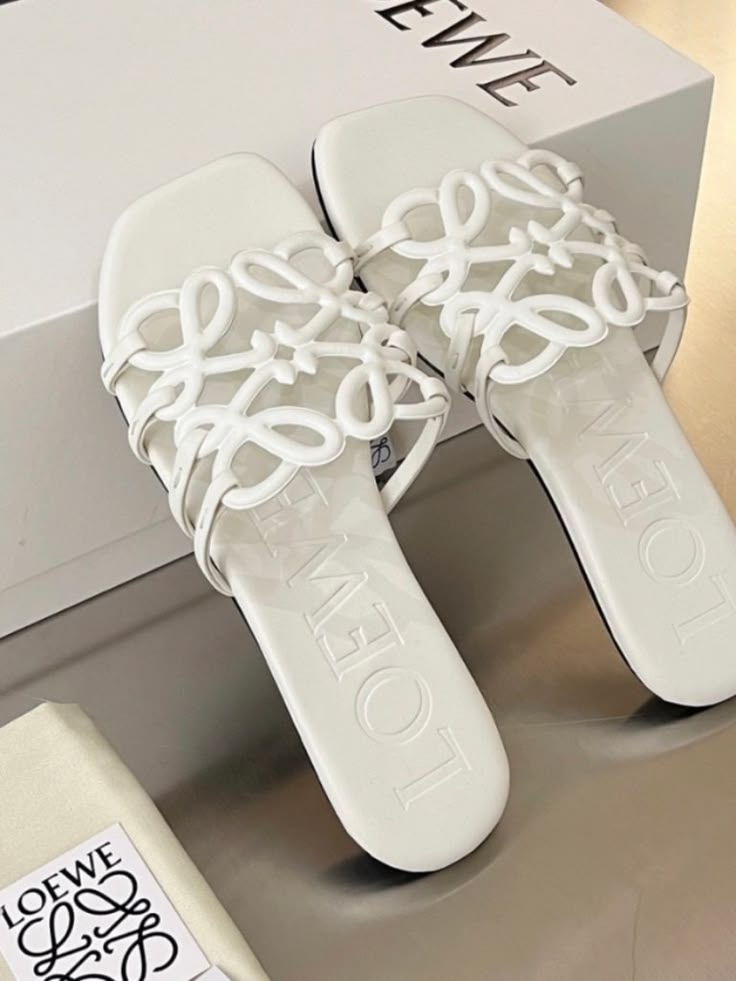 PETAL WHITE ANAGRAM SANDLE