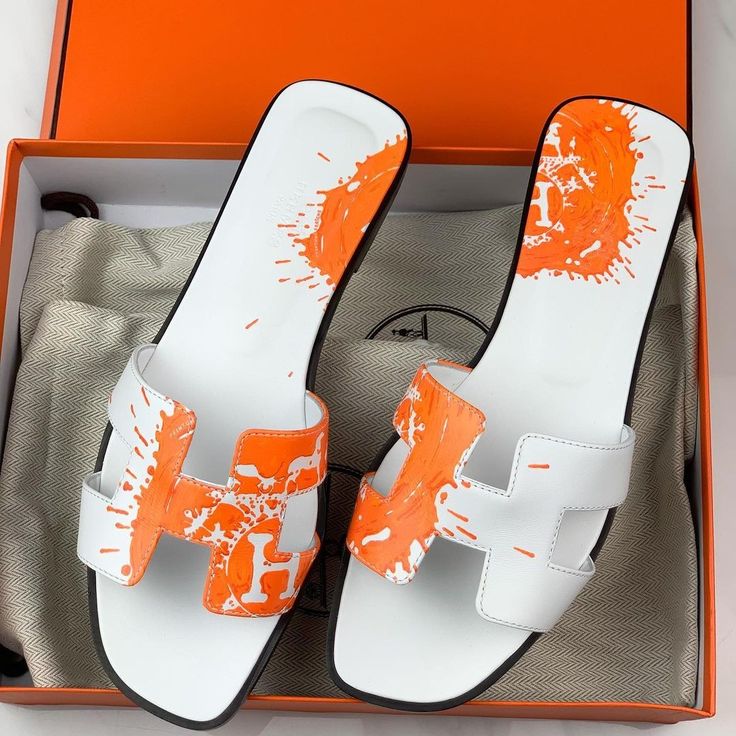 ORAN ORANGE & WHITE FLAT