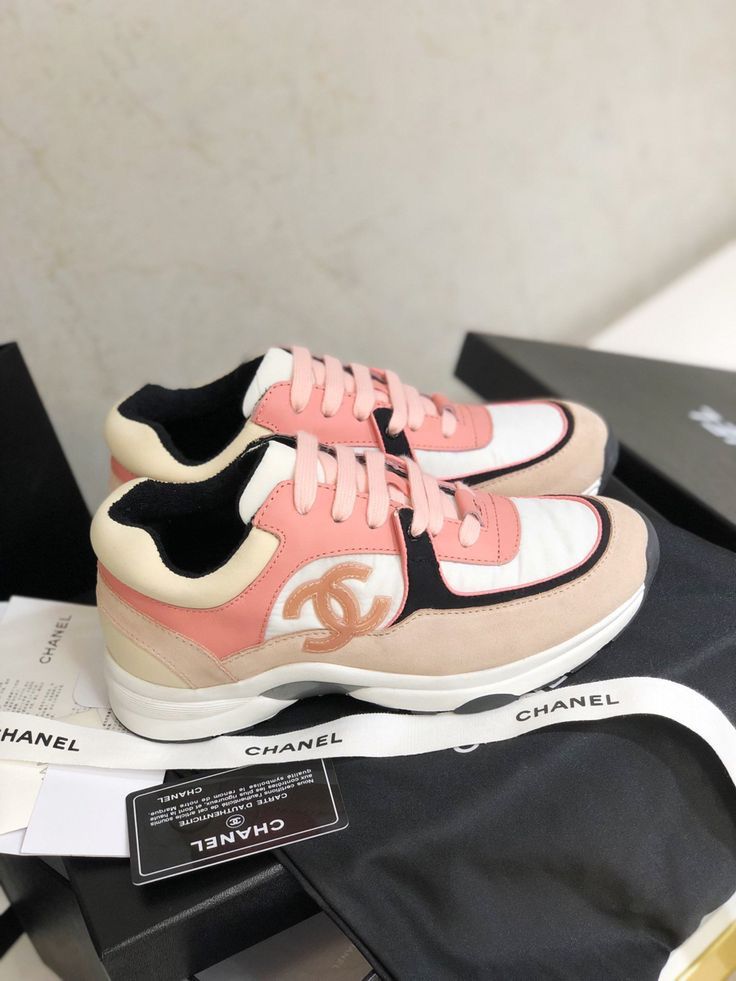 CHANEL SNEAKER