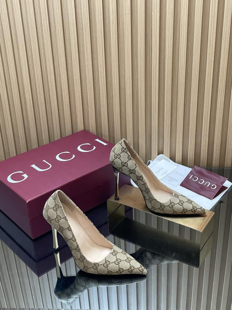 Gucci pump heels
