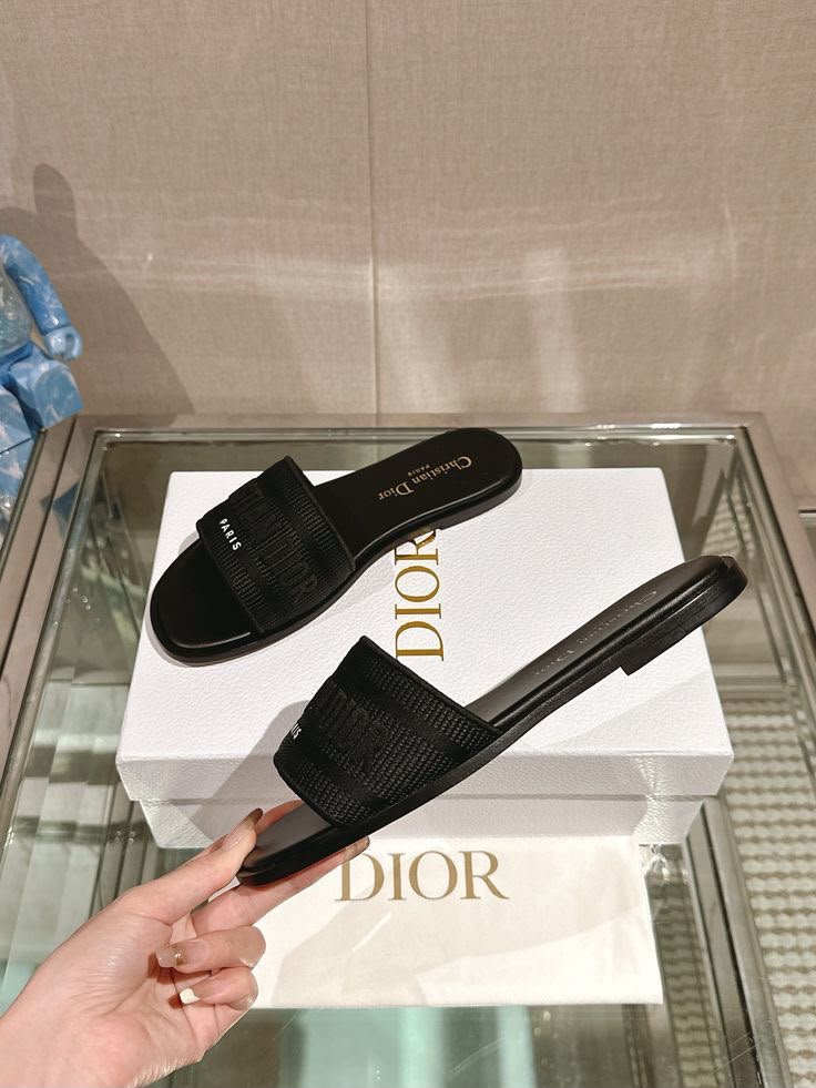 CHRISTIAN DIOR LATEST INSTORE FLATS 1607