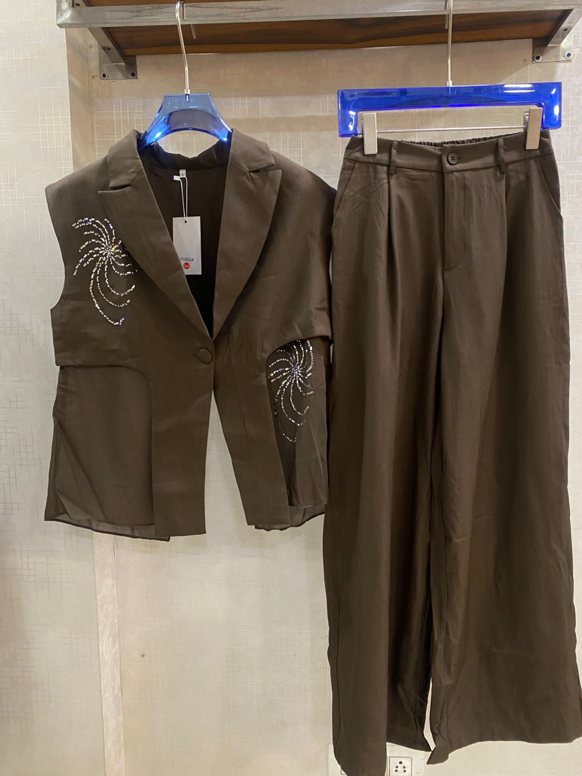 Embellished sleeveless blazer set
